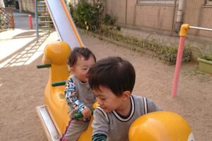 寒い日、公園遊びの付き添い